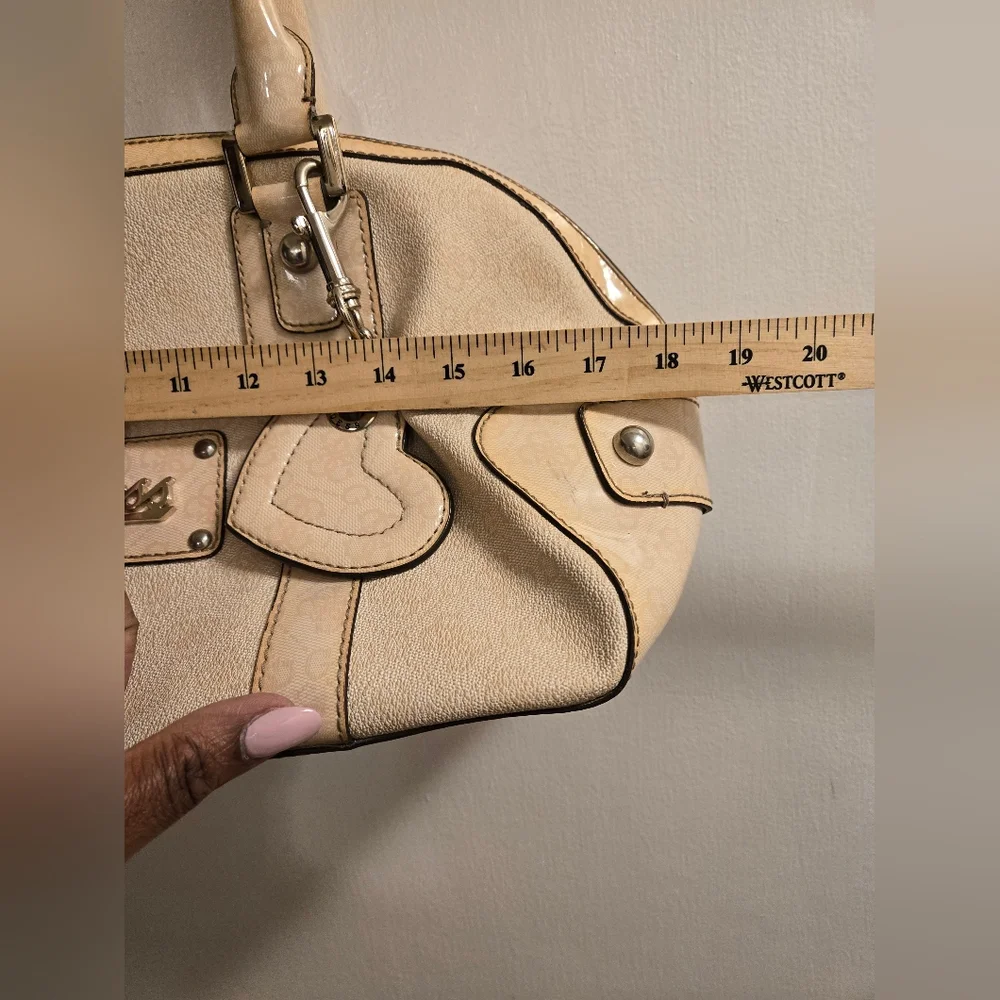 GUESS Faux Leather Shoulder Bag Heart Luggage Tag Beige Handbag - Picture 14 of 15